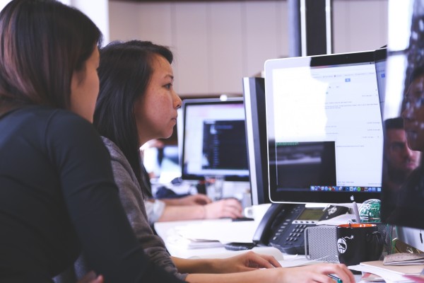 EIPM e-learning: two women looking at computer screens